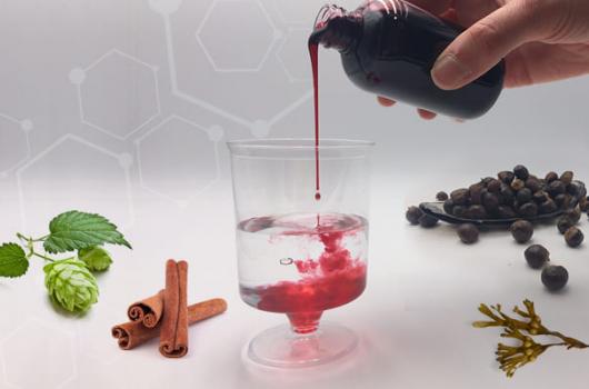 un liquide rouge coulant dans un verre